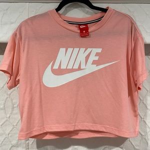 Cropped Nike shirt